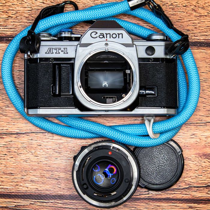 Canon AT-1 + Canon FD 50 mm f 1.8 + pasek