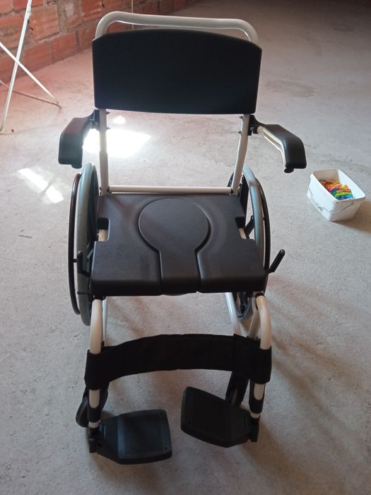 Vendo cadeira de rodas de banho