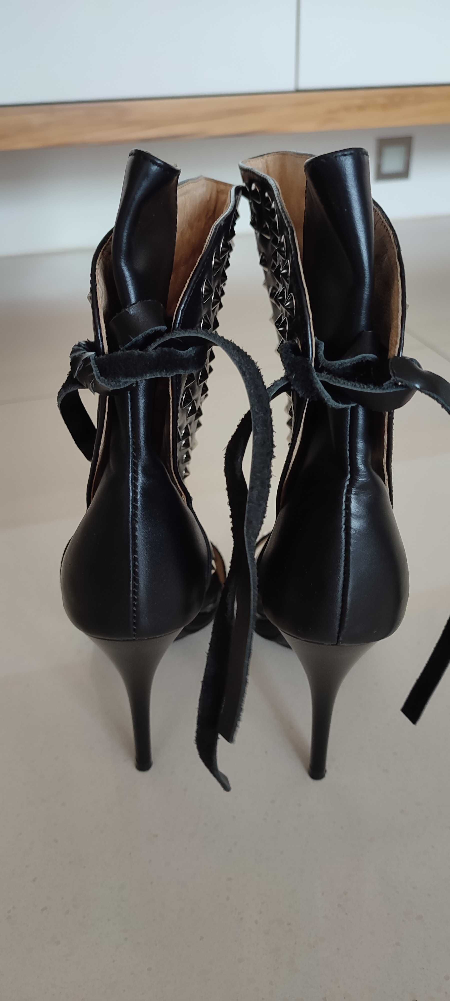 Sandałki z nitami czarne