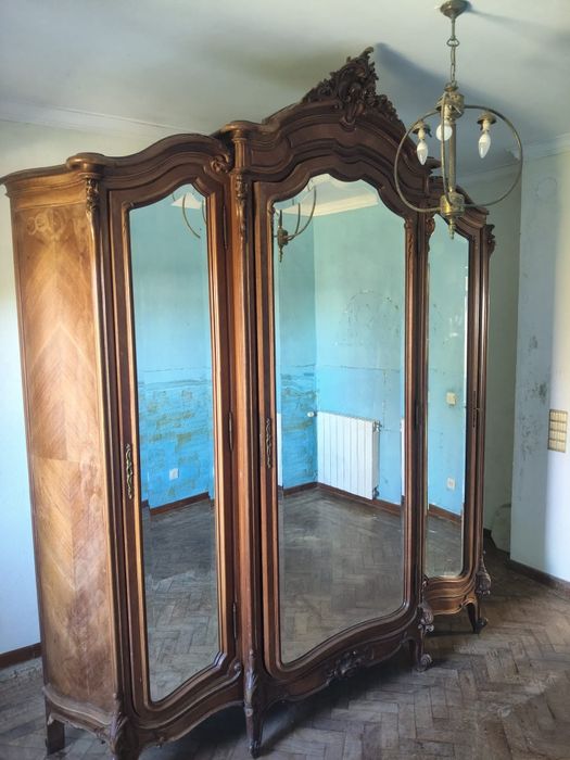 Roupeiro com espelhos