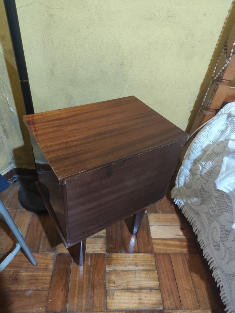 Mesa de cabeceira antiga