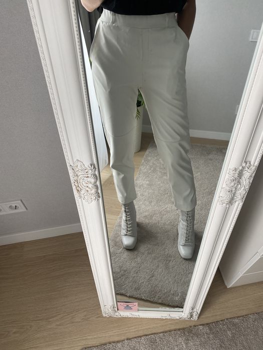 Чобітки білі на шнуровці фірми Bershka