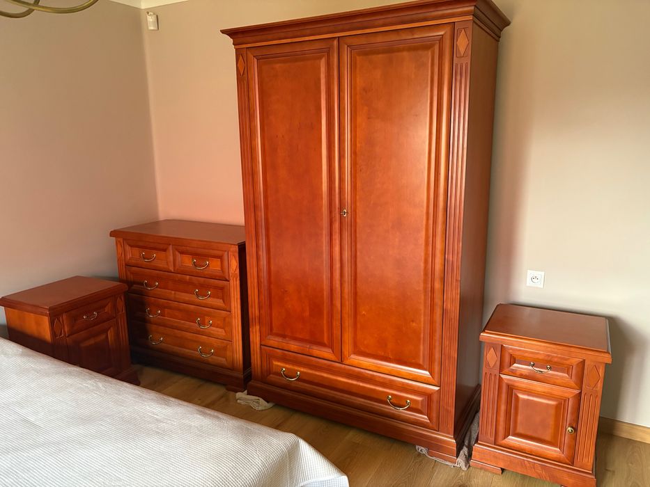 Szafa, komoda, stoliki nocne i łóżko