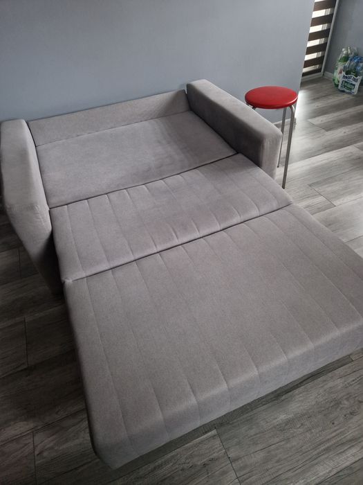 Sofa rozkładana z pojemnikiem na pościel