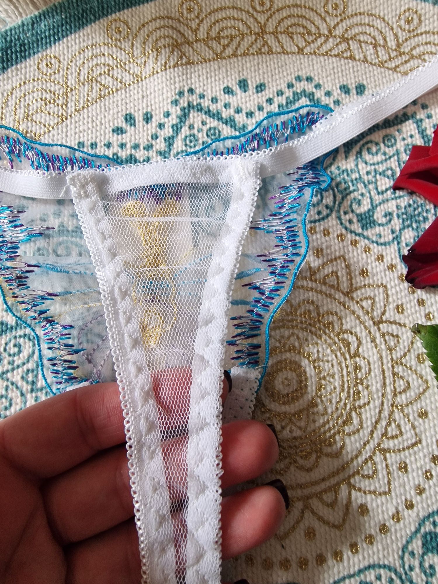 Seksowne koronkowe stringi damskie z motylkiem.