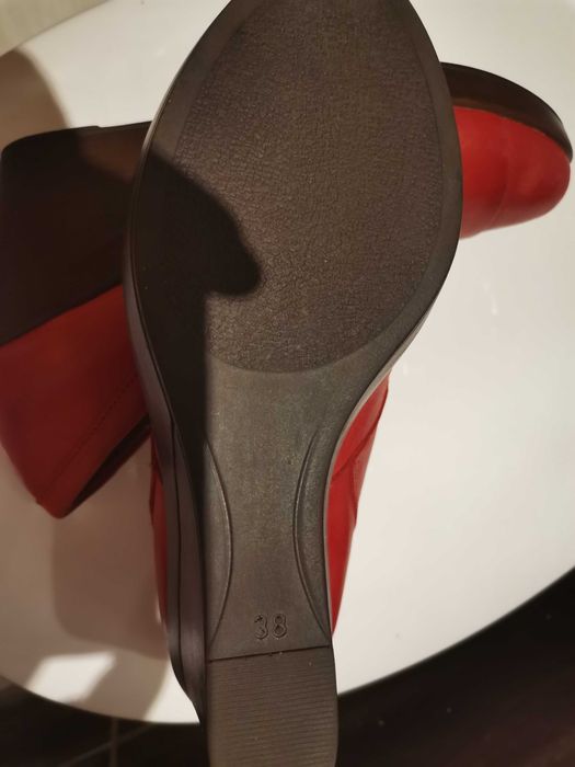 Buty czerwone na koturnie