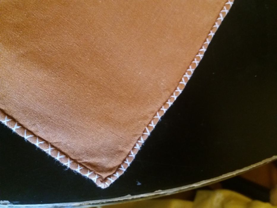 Rudy ręcznie haftowany obrus