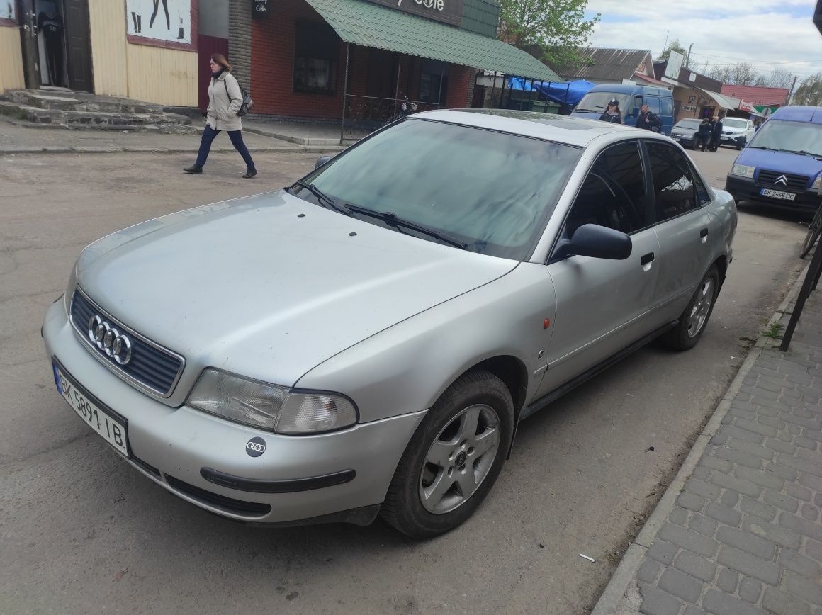 Продам машинку Audi A4