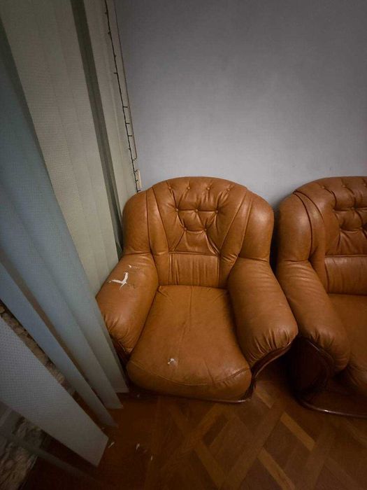 Продам комплект мягкой мебели под реставрацию. Диван и два кресла.