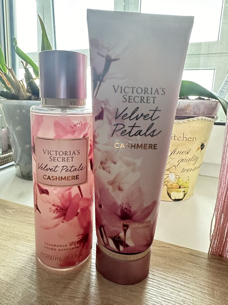 Лосьйон та спрей Victorias Secret Velvet Petals