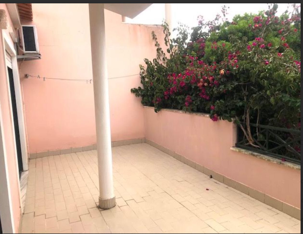 Quarto Sesimbra com muita luz, sossegado e varanda privativa.