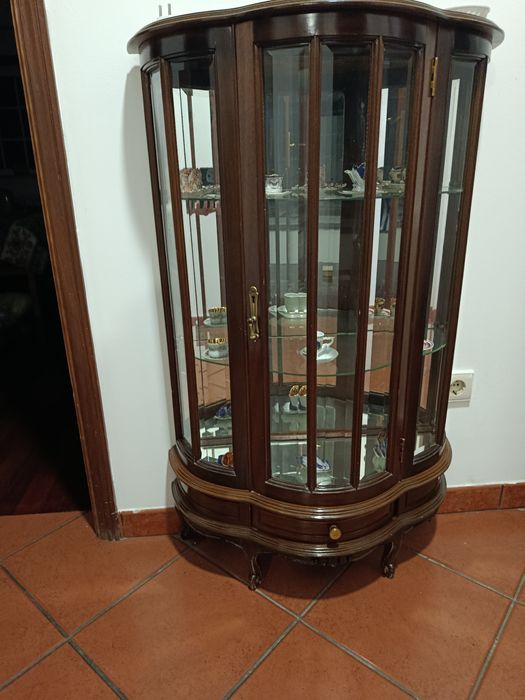 Vendo cristaleira com chávenas