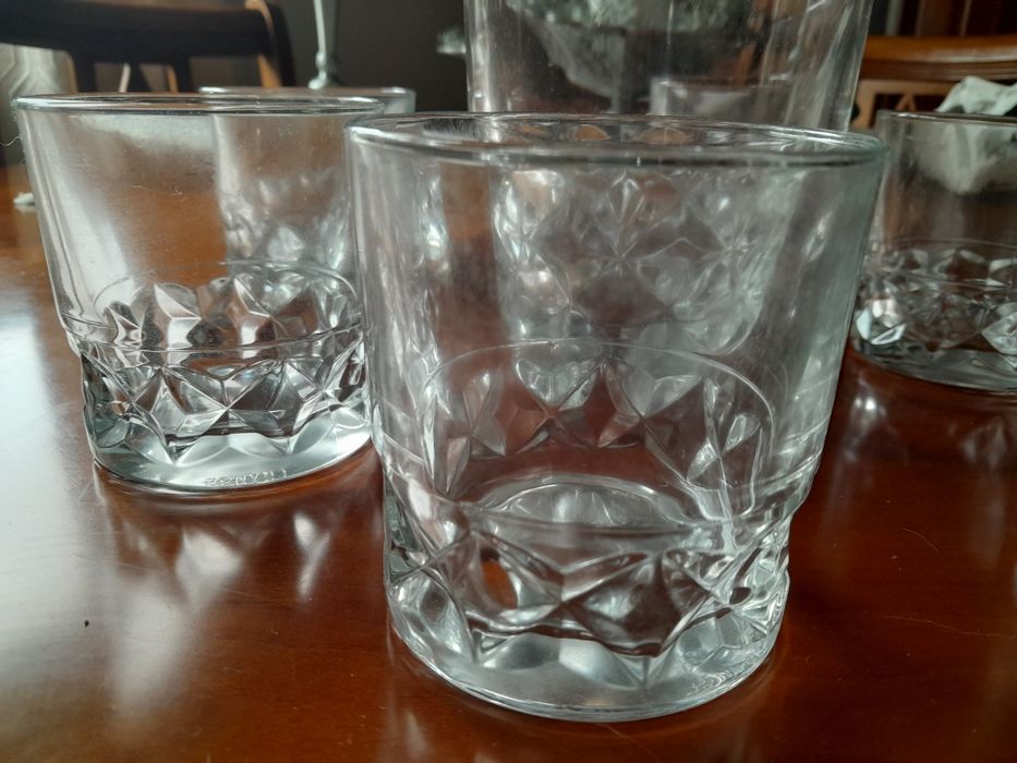 Garrafa e seis copos.