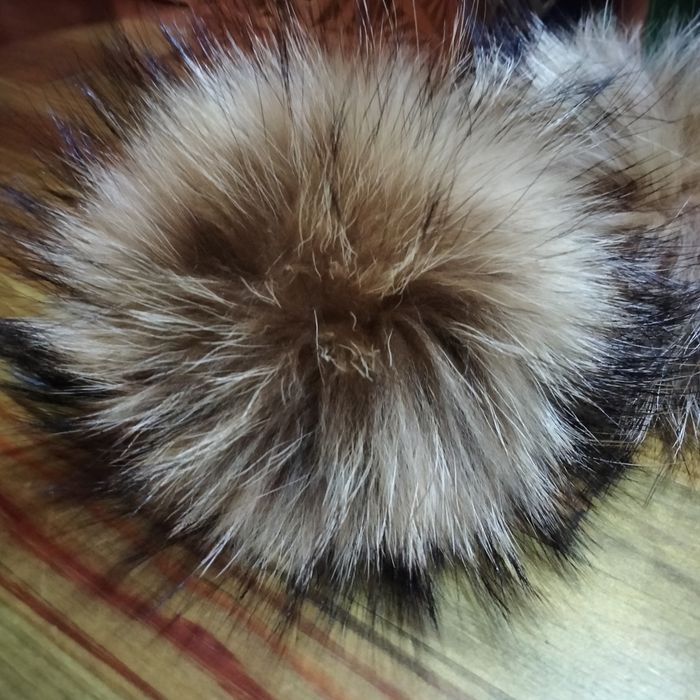 Помпони з хутра єноту песця