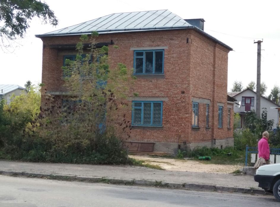 Продам 2-поверховий будинок в Підволочиську. 8 соток. Центральна дорог