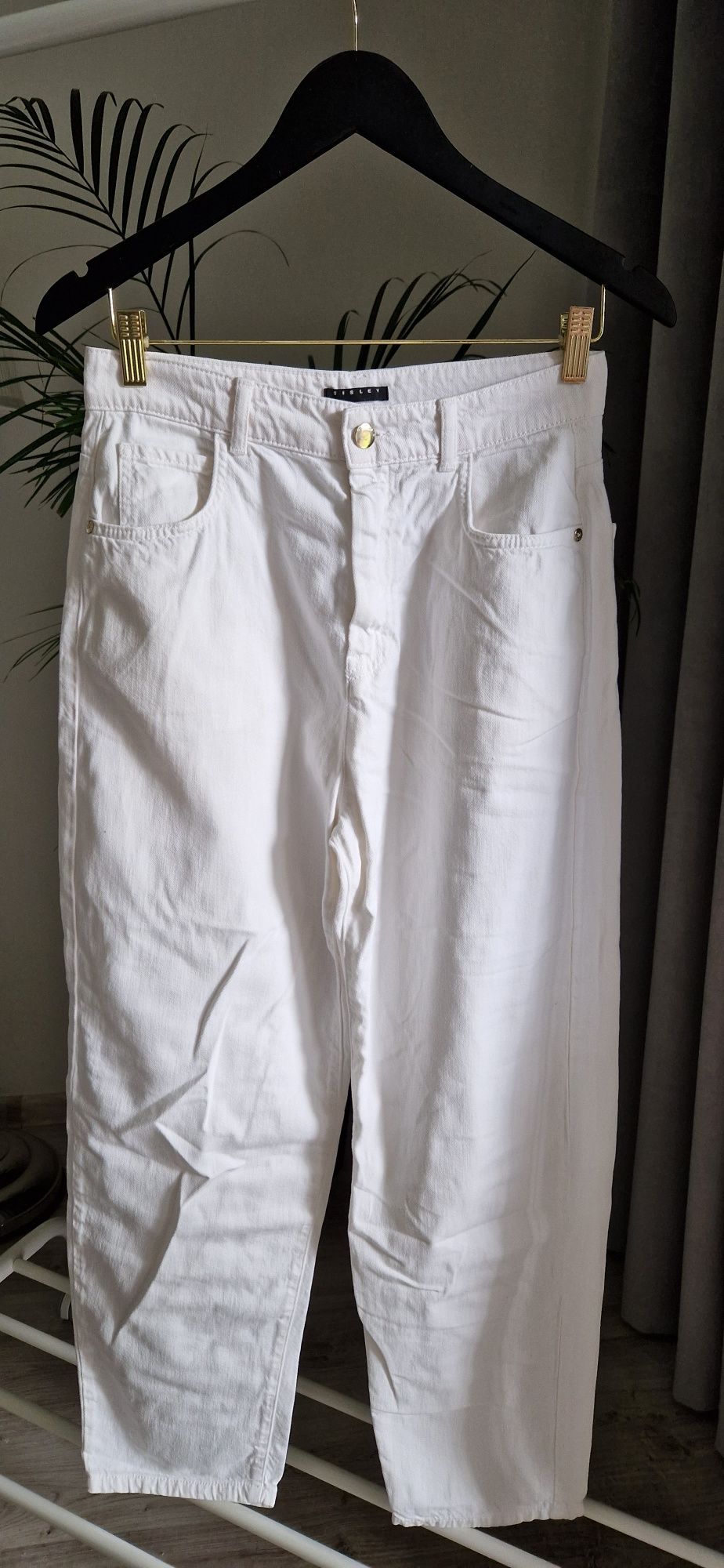 Białe spodnie damskie Sisley Mom Fit rozmiar W30 L28