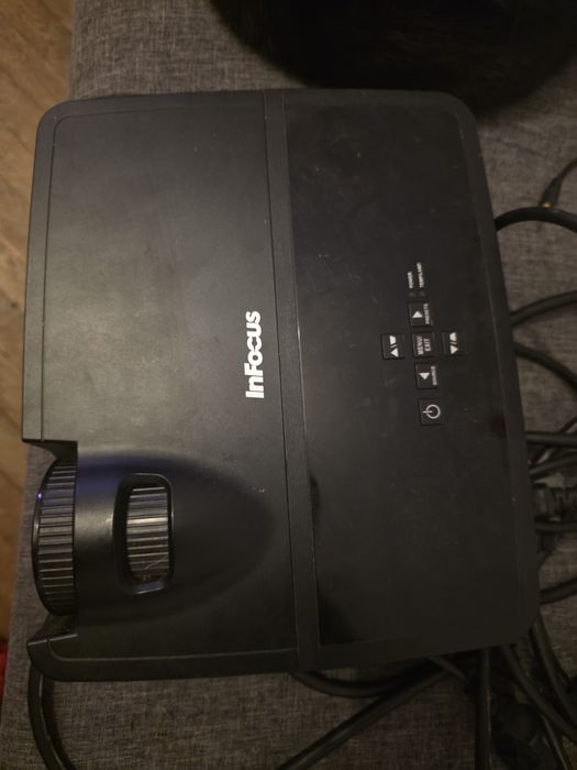 Projektor InFocus IN112 – sprawny, komplet kabli

Sprzedam projektor m