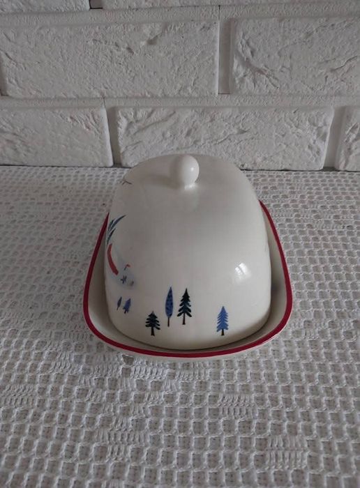 Ceramiczna maselniczka.