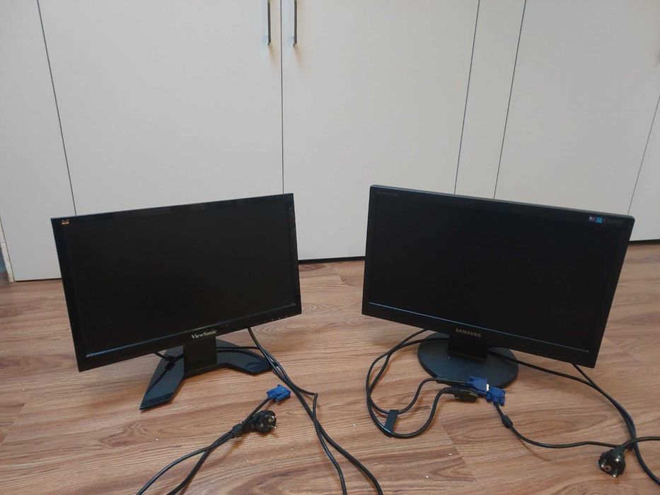 2 монітори ~18" — ViewSonic та Samsung