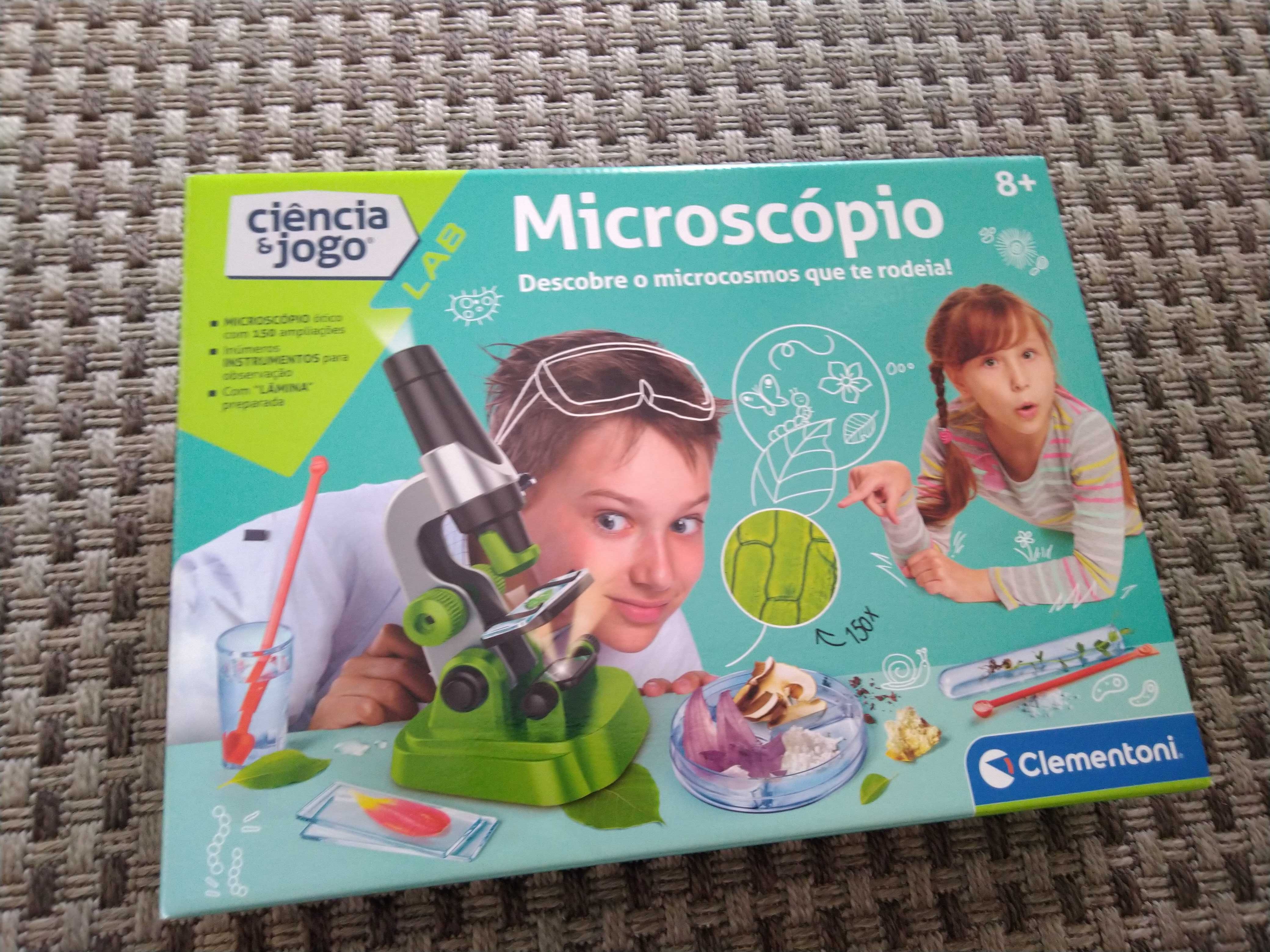 Microscópio com acessórios