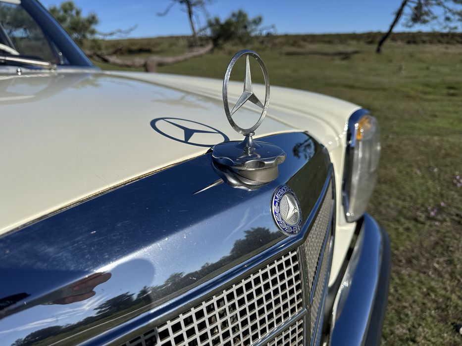 Mercedes w115 (excelente estado)