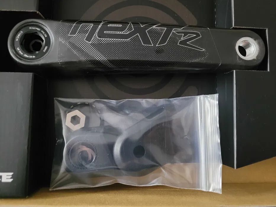 Korba Race Face Next R carbon,175mm,czarna z białym nadrukiem NOWA