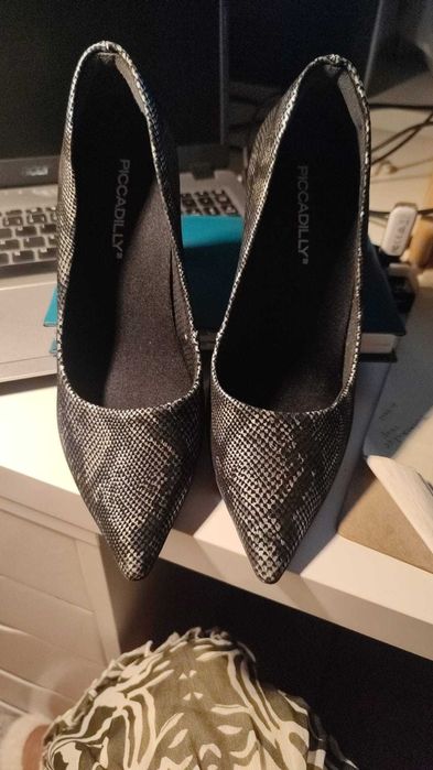 Sapatos novos Picadilly em pelo de cobra número 36