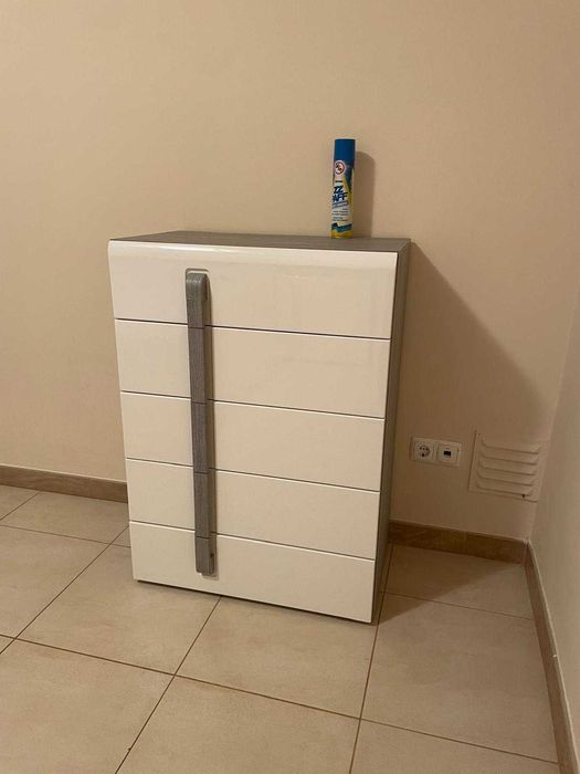 Cómoda moderna 5 gavetas – branco brilho e cinza