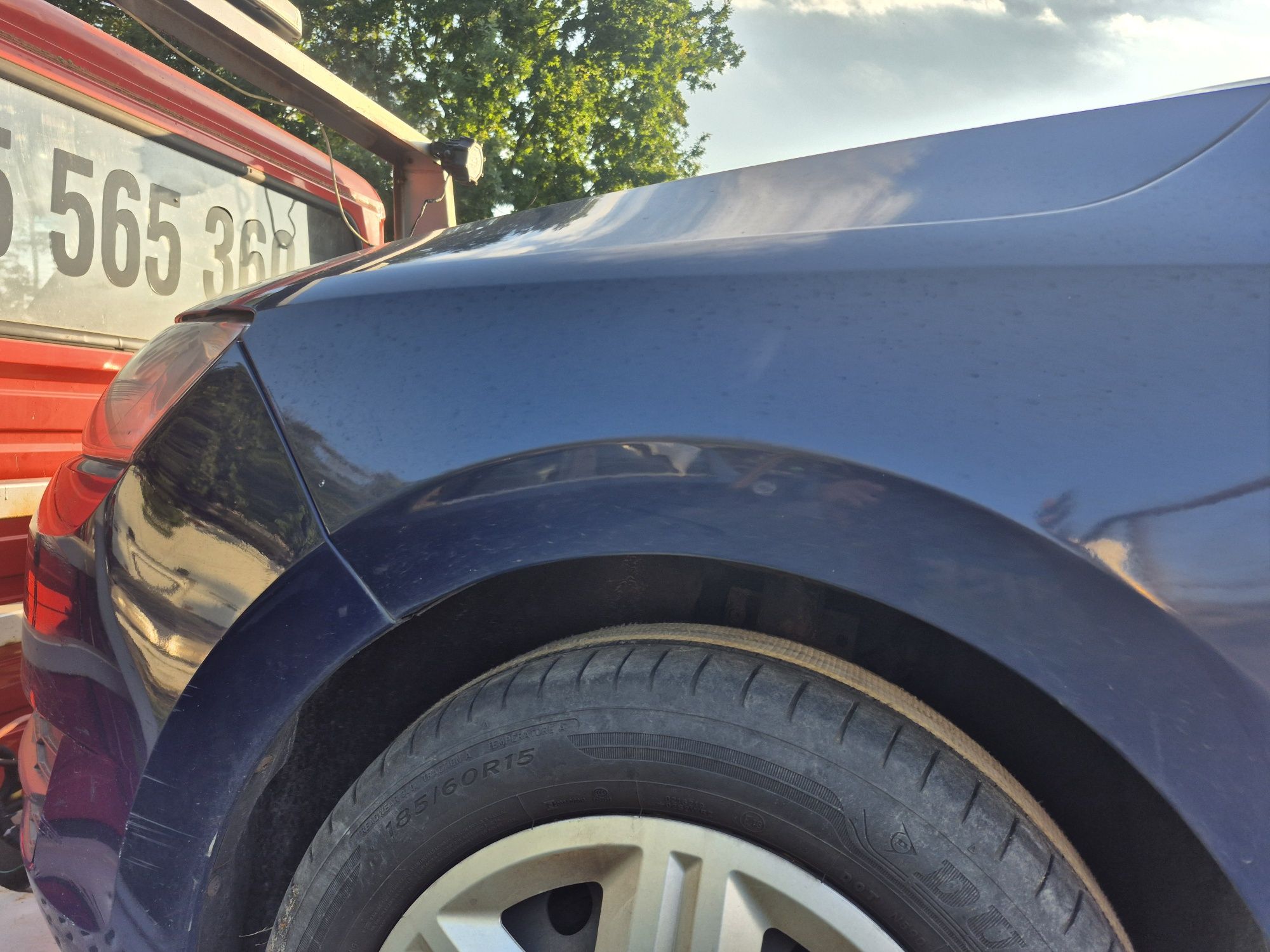 Błotnik lewy skoda rapid toledo iv kolor LF5A z kierunkiem.