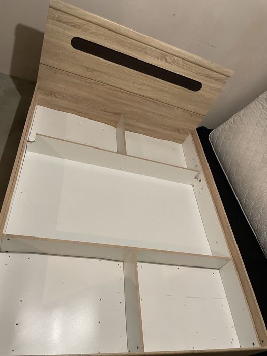 Продам двоспальне ліжко з матрацом