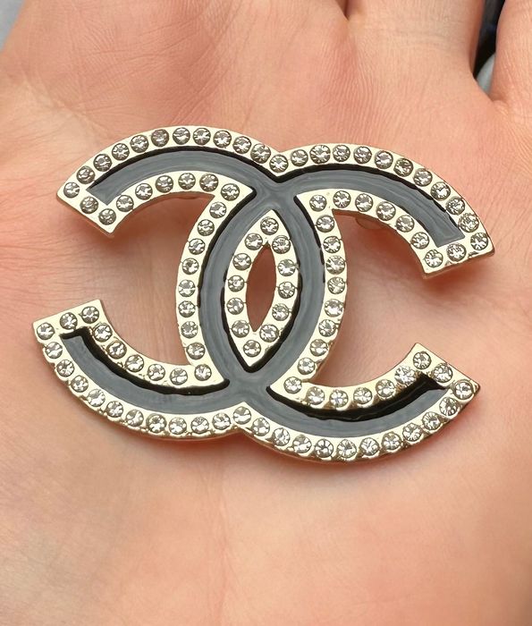 Broszka CC złoto-czarna z cyrkoniami