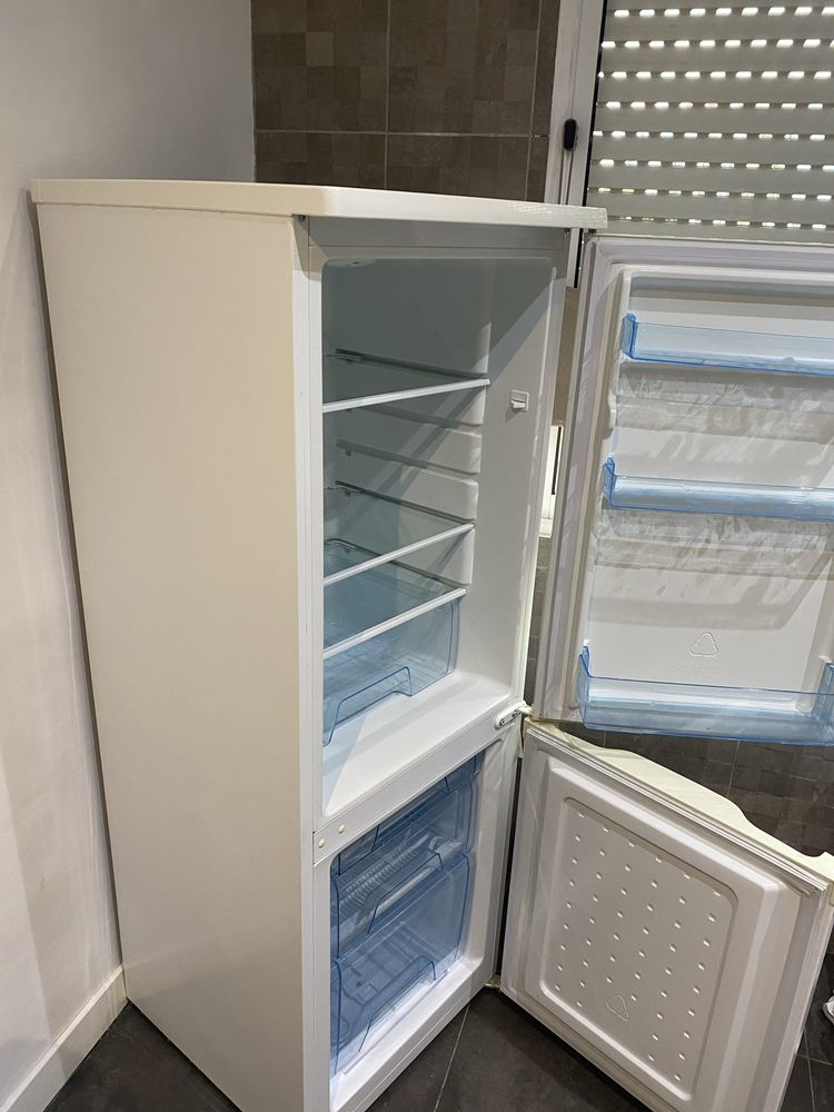 Frigorífico branco médio em ótimo estado