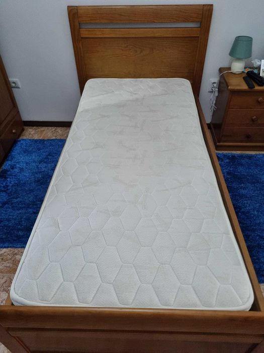 Cama de solteiro de madeira, com 4 gavetas