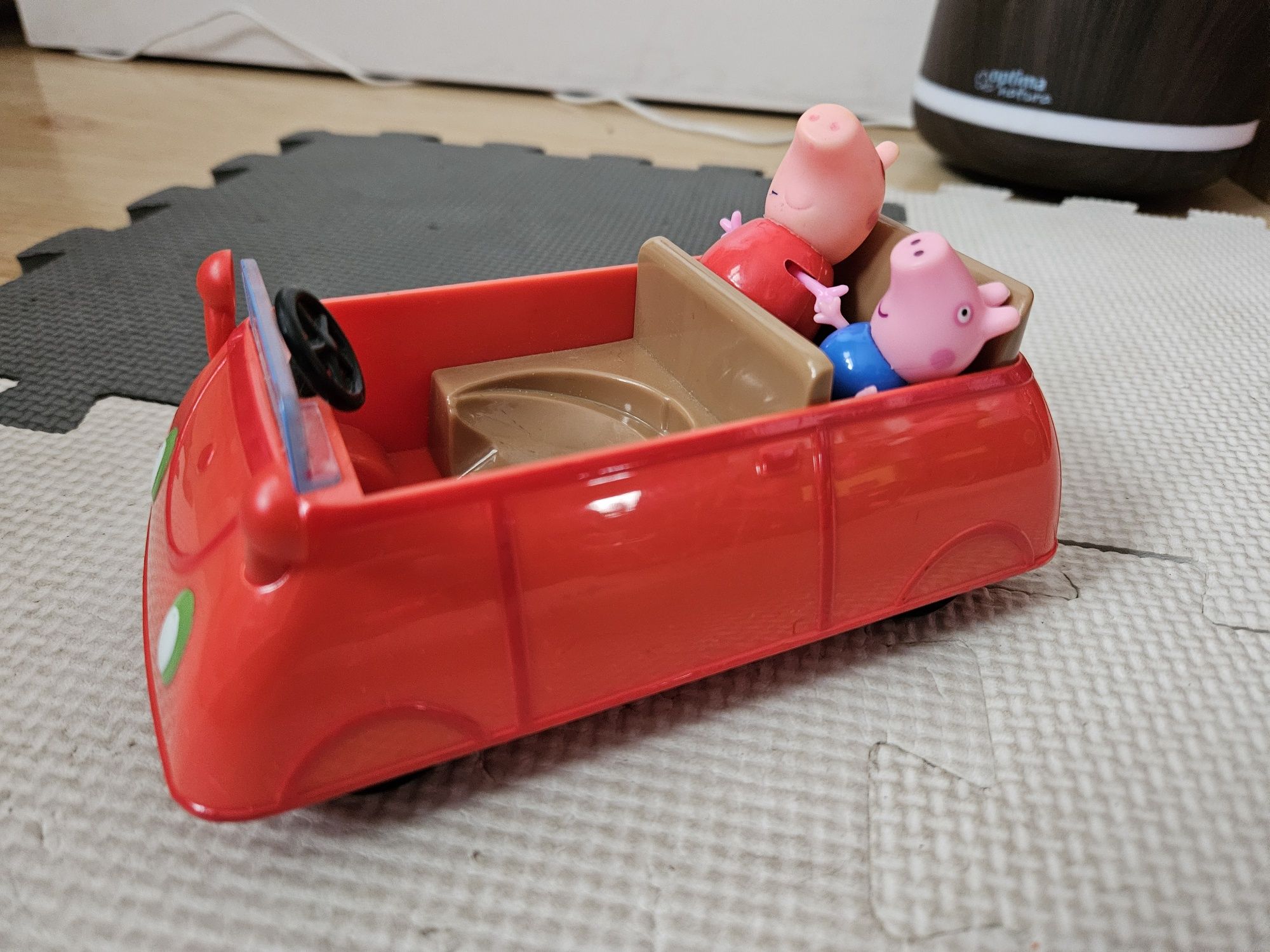 Samochód Świnka Peppa plus dwie figurki
