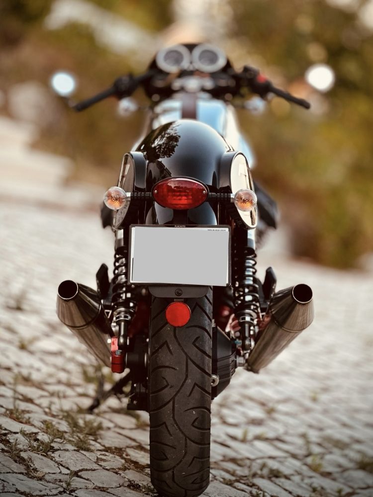 Moto Guzzi V7 II Racer