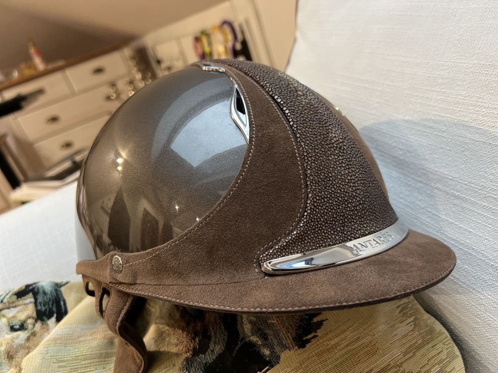 Antares śliczny kask jeździecki skorupa M wkładka 57
