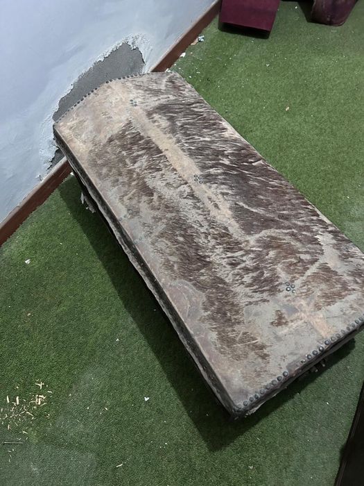 Arca de madeira e pelo com as medidas na imagem