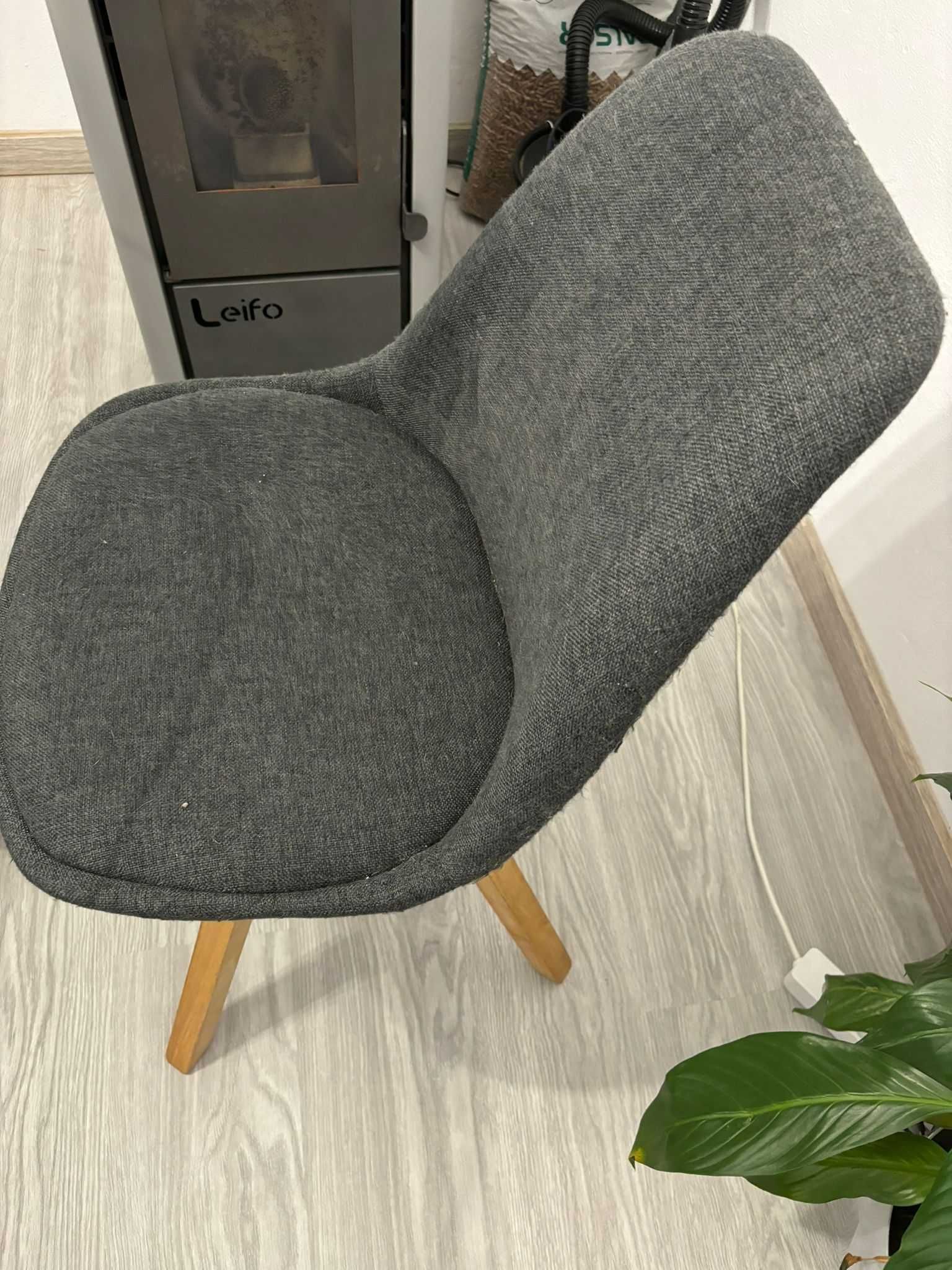 Mesa de sala moderna com cadeiras