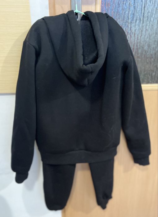 Czarny, ciepły kombinezon sportowy dla chłopca z kapturem