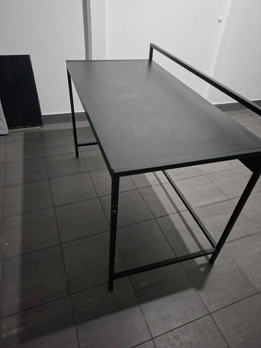 Mesa metálica preta