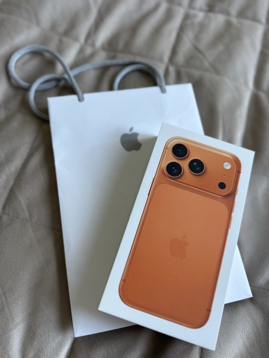 Iphone 17 pro на 256 Gb Cosmic Orange с физ картой