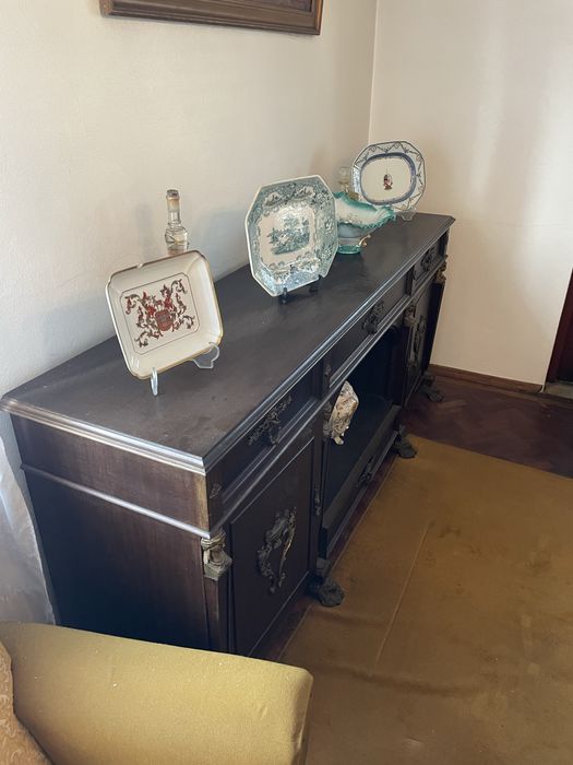 Aparador antigo em madeira maciça com detalhes em bronze