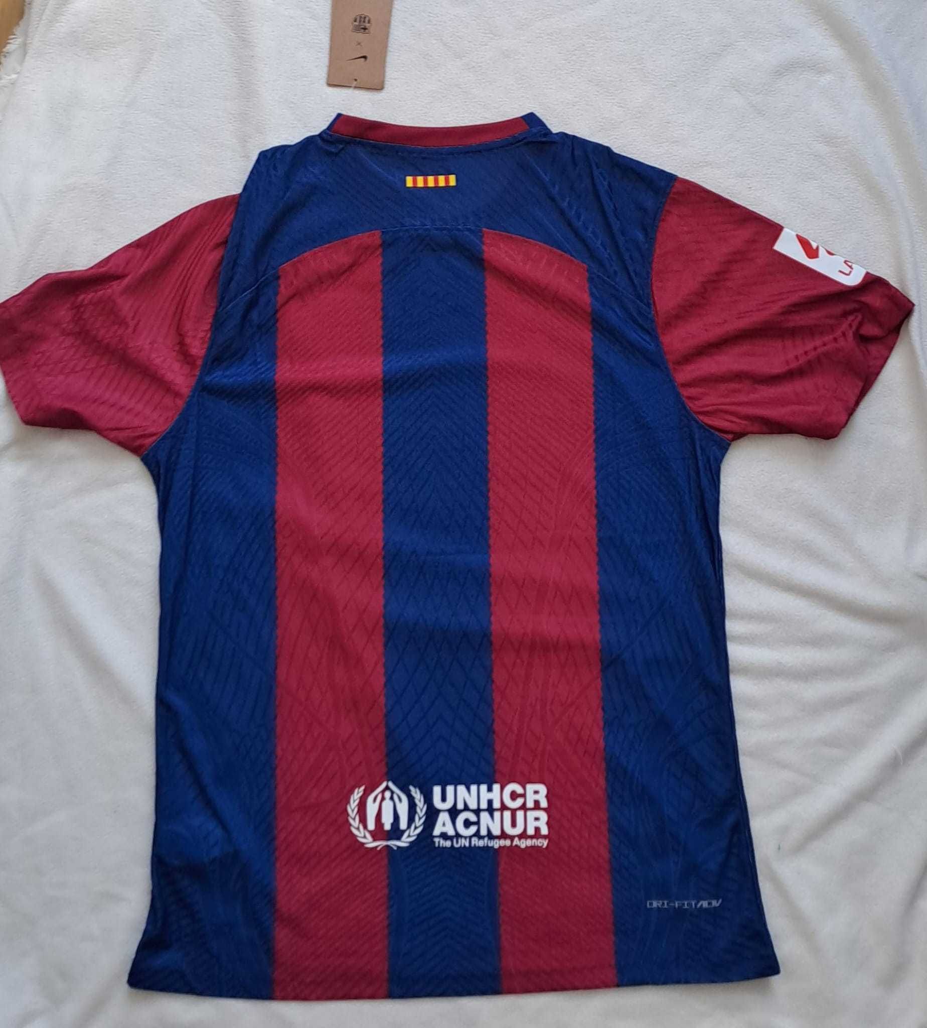 Nowa koszulka FC Barcelona, model domowy 2023/34, wersja piłkarza