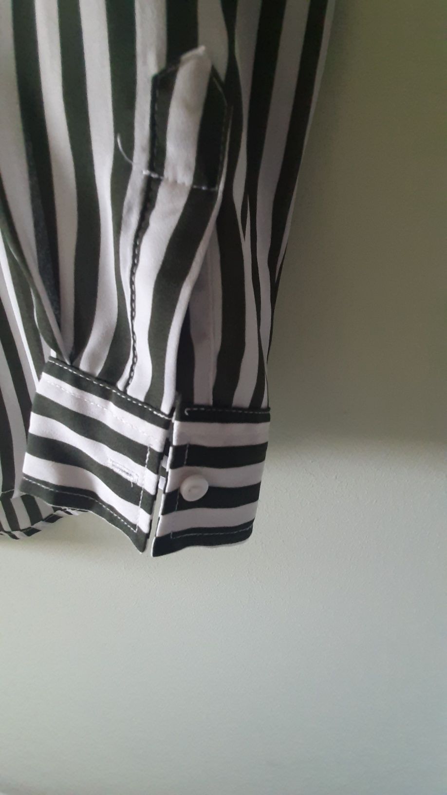 Camisa às riscas branca e verde tropa