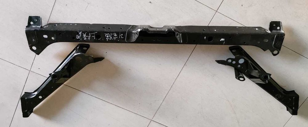 Верхняя планка (балка) телевізора Nissan rogue t33 замок капота