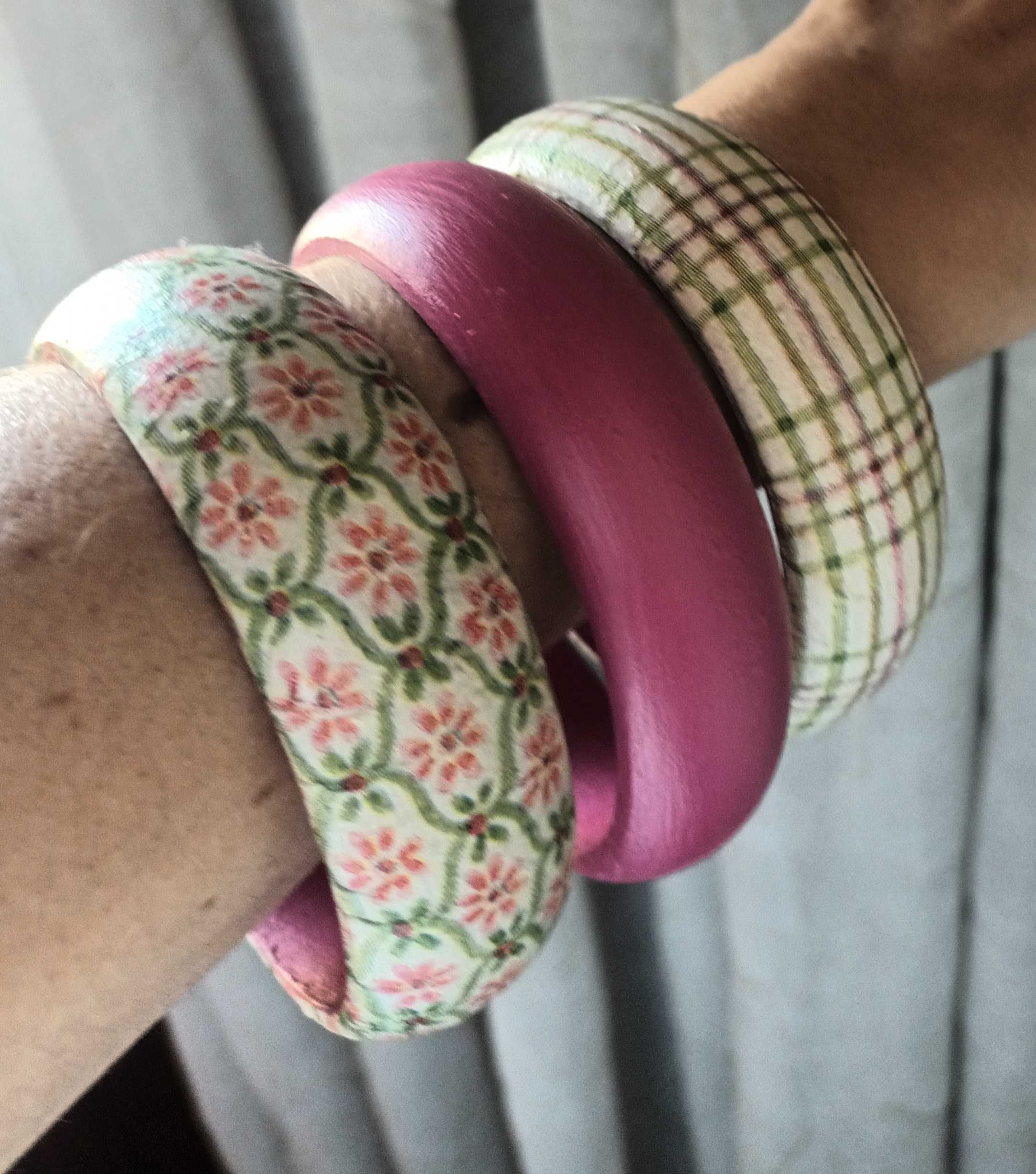 Conjunto de 3 pulseiras rosa com padrões