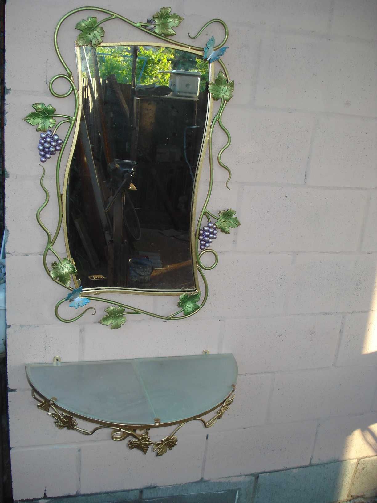 Зеркало настенное в кованой раме.