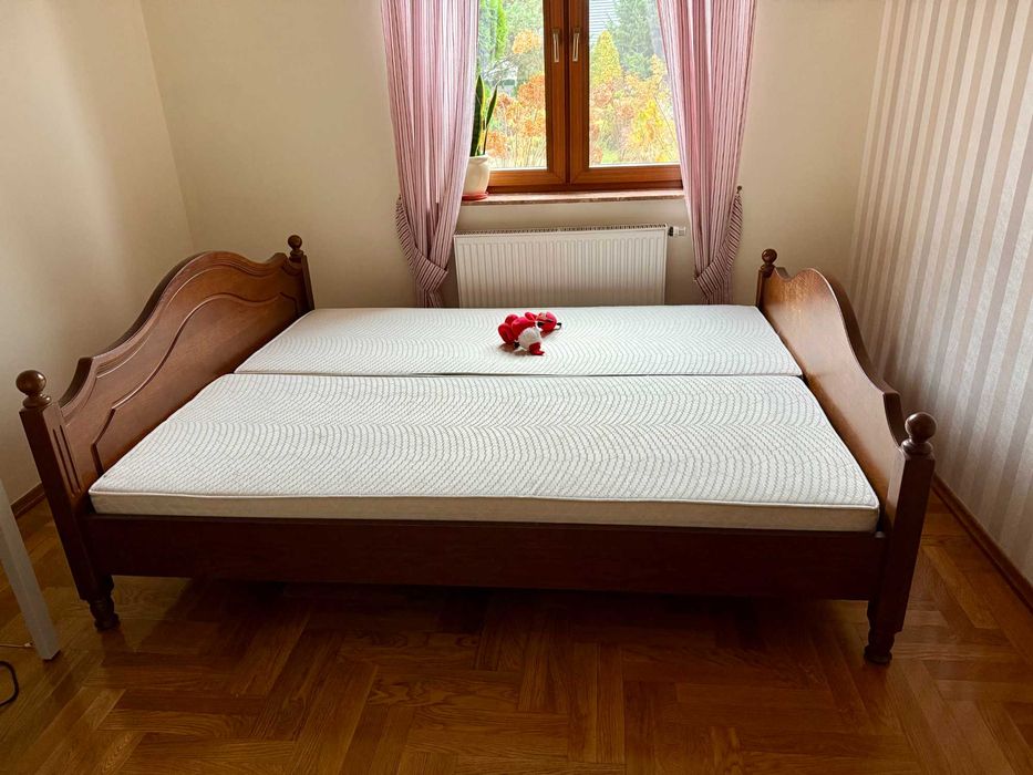 Drewniane łóżko i dwie szafki (komplet)