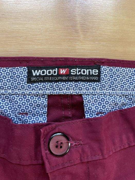 Męskie spodnie w kolorze bordowym/czerwonym. Model Chinosy.