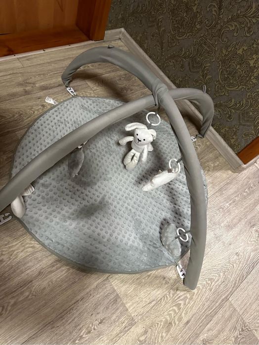 Развивающий коврик с игрушками